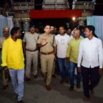 చాకచక్యంగా వ్యవహరించి దొంగను పట్టుకున్న పోలీసులు