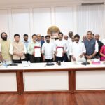ఇందిరా మహిళా శక్తి యూనిట్లను పరిశీలించిన జిల్లా కలెక్టర్ పమేలా సత్పతి, అడిషనల్ కలెక్టర్ ప్రఫుల్ దేశాయ్, ట్రైనీ కలెక్టర్ అజయ్ యాదవ్