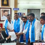 వీధి కుక్కలు వెంట పడడంతో రోడ్డు పక్కన డ్రైనేజీలో పడిపోయిన బాలుడు-కాపాడిన మున్సిపల్ మహిళా ఉద్యోగి