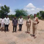 వ్యవసాయ కూలీలతో కలిసి వరి నాట్లు వేసిన మహిళా ఎస్ ఐ