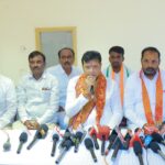 మాజీ మంత్రి జీవన్ రెడ్డి ఇంట్లో కాంగ్రెస్ కార్యకర్త ఆత్మహత్యాయత్నం…